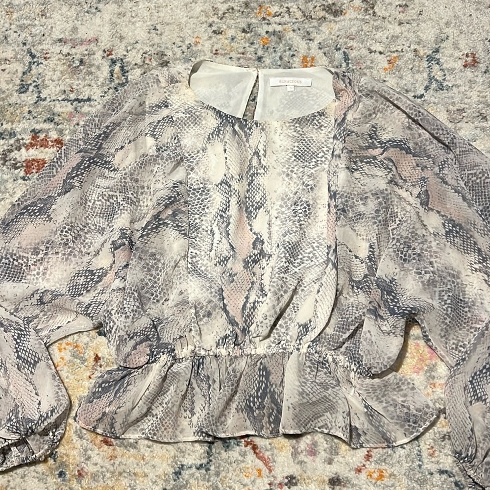 Snakeskin scrunch waist flowy top